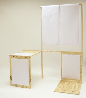 Chaque mobilier permet d'exposer affiches, maquettes, textes, planches d'esquisses…